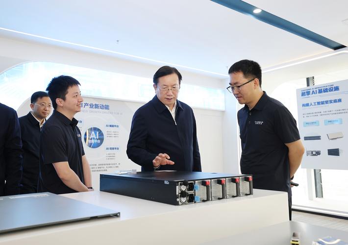 王忠林在武汉调研人工智能产业发展时强调 以产品为抓手 以应用为牵引 推动人工智能基础软件开发